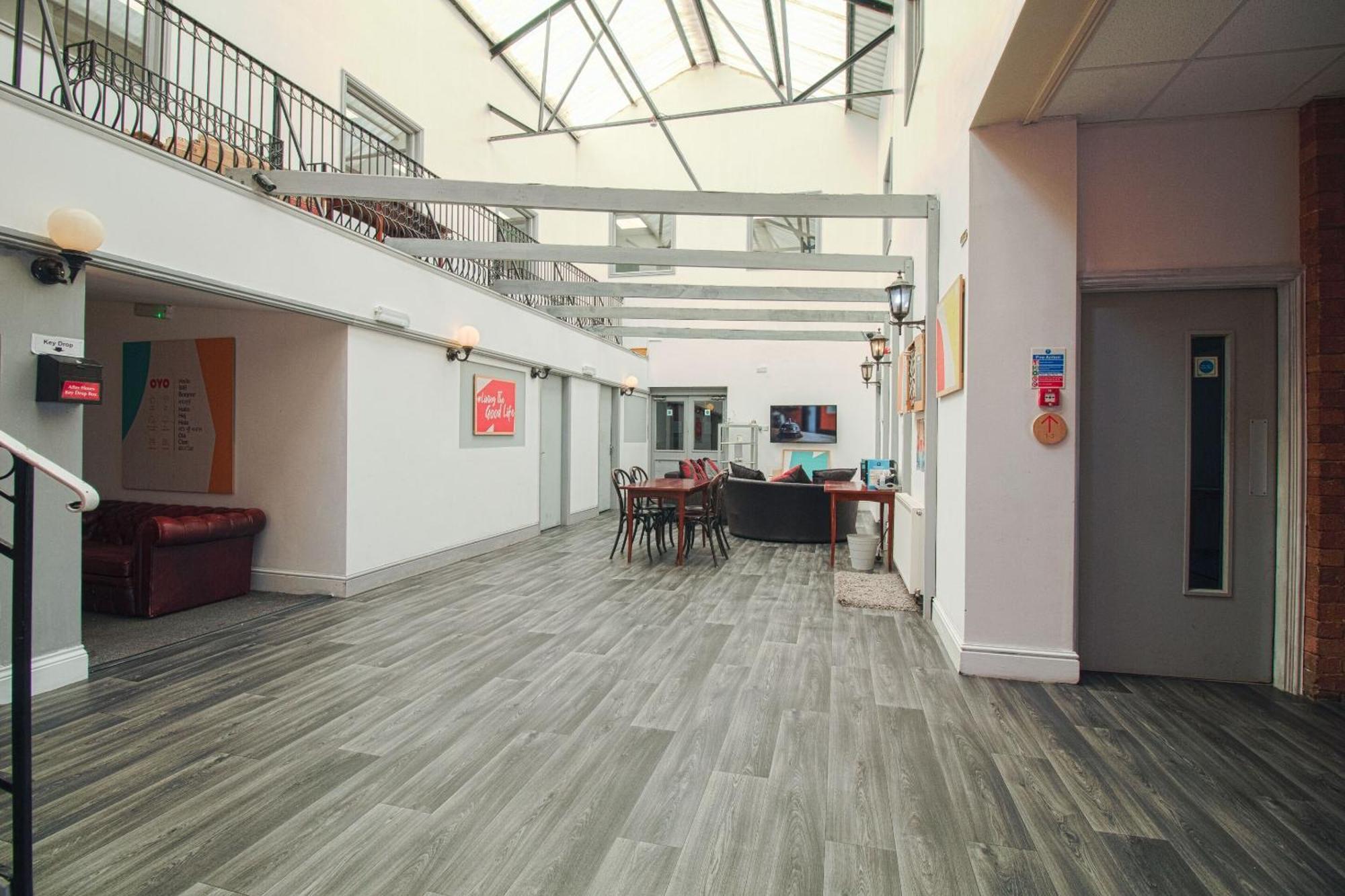 סקאנת'ורפ Oyo Hotel Clamart מראה חיצוני תמונה
